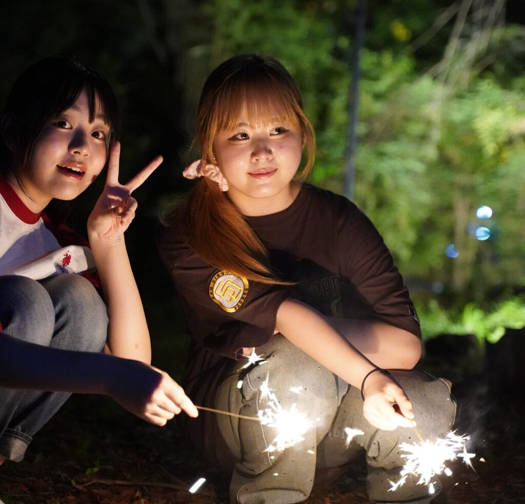 三世代で楽しむ宿のアクティビティ、夜の手持ち花火