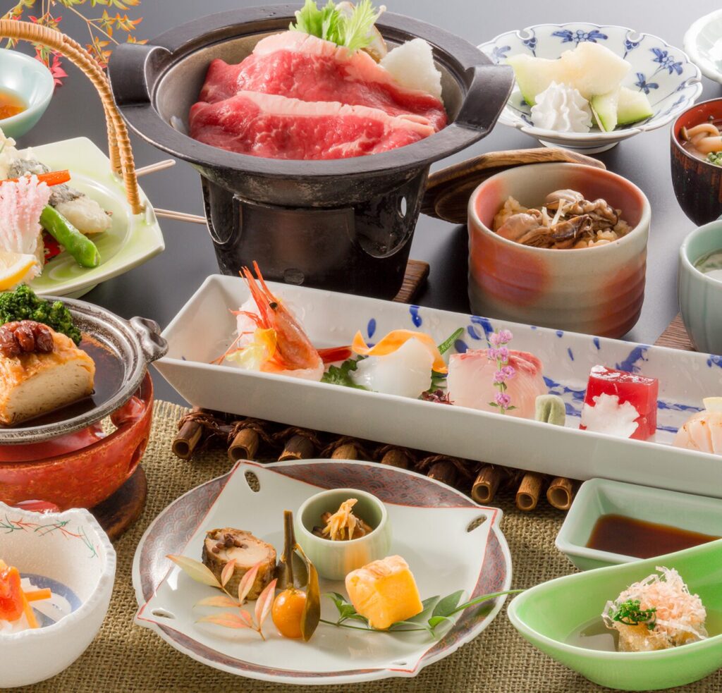 三世代で楽しむ宿が提供する旬の懐石料理。新鮮な海の幸やブランド牛など、山梨の味覚が満載。