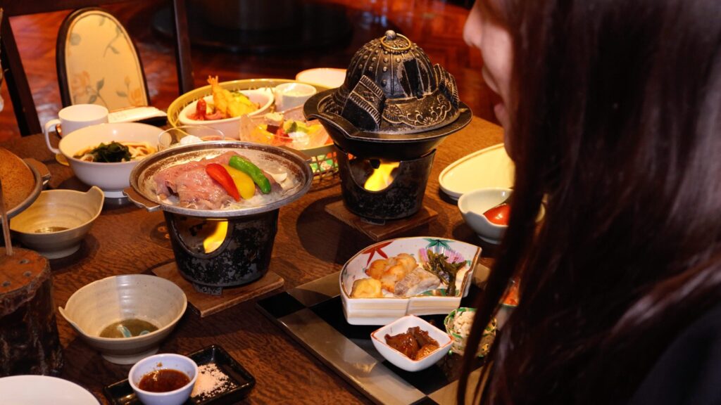 三世代で楽しむ宿で味わう、季節の里山料理。目でも舌でも楽しめる豪華なご夕食。