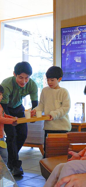 三世代で楽しむ宿のキッズアカデミー。配膳やお仕事体験に挑戦する子供たち。
