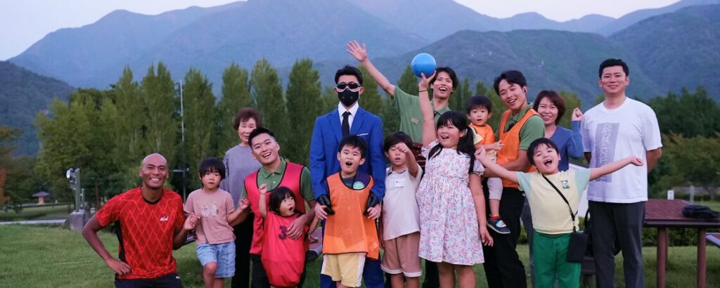 株式会社MAGMA企画「逃SOU中（逃走中）」イベントで、黒いアーマーの敵キャラクターと広場で対峙する女の子の参加者