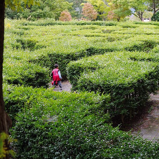 株式会社MAGMA企画「逃SOU中（逃走中）」イベントで、赤いスーツのハンターに捕まりそうになり、笑顔を見せる女の子の参加者