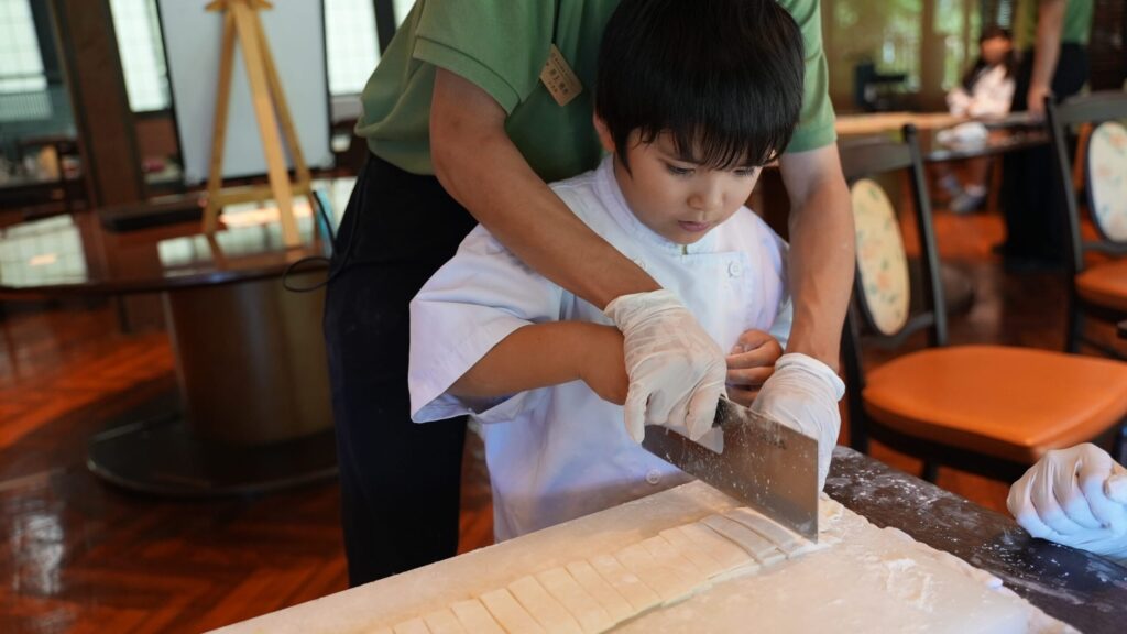 リゾートで子供が料理を学んでいる。