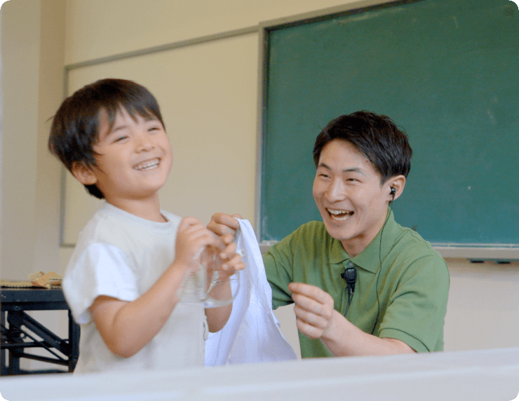 三世代で楽しむ宿のキッズアカデミー。配膳やお仕事体験に挑戦する子供たち。